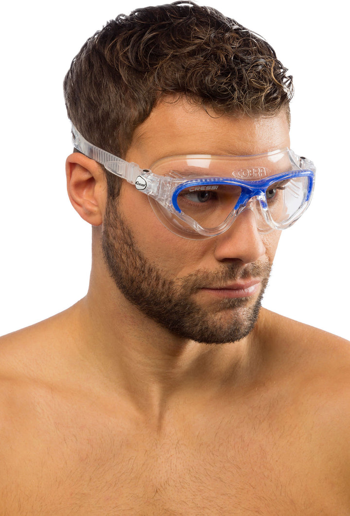 Man wearing swimming mask